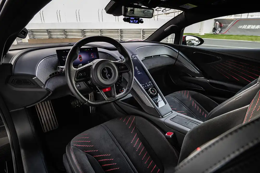 Das Cockpit umgibt die beiden Insassen wie eine Kanzel, eine Kampfjet-Kommandozentrale. Foto: Yangwang