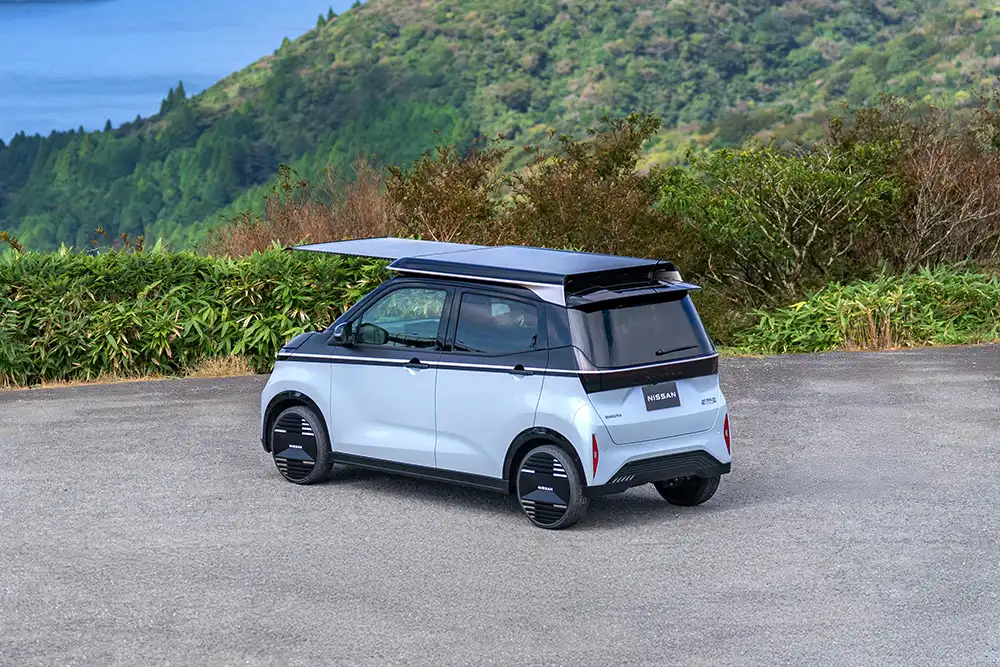 Das ausziehbare Zusatzmodul kann nur bei einem stehenden Fahrzeug genutzt werden. Selbst mit vergrößerter Solarfläche beansprucht der Sakura keine zusätzliche Parkfläche. Foto: Nissan