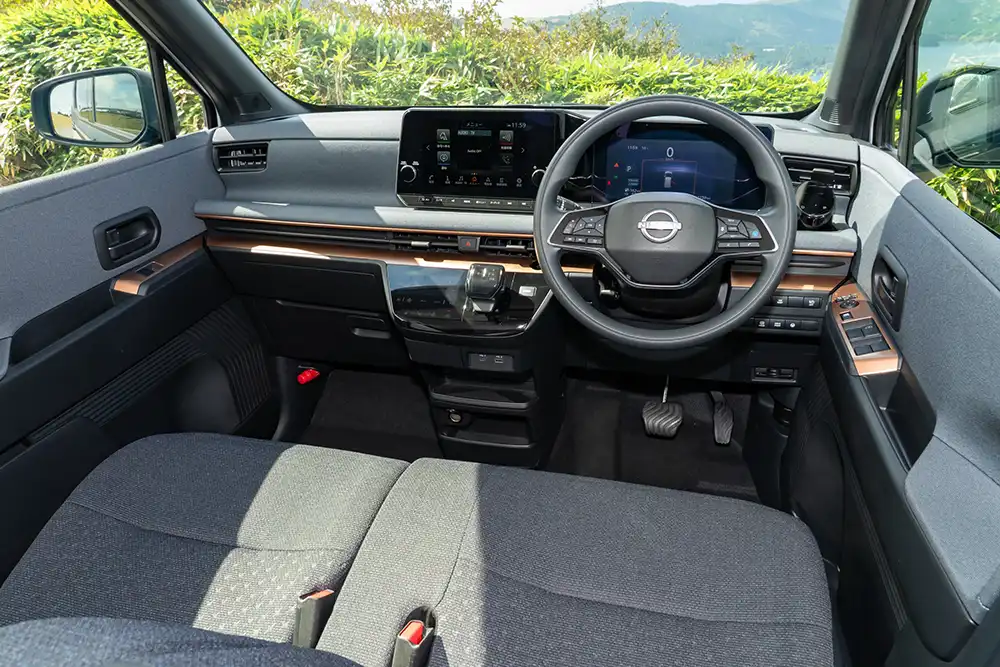 Im Innenraum sorgt das ausziehbare Solardach für eine Teilverschattung, was für weniger Hitzestau sorgen dürfte. Foto: Nissan