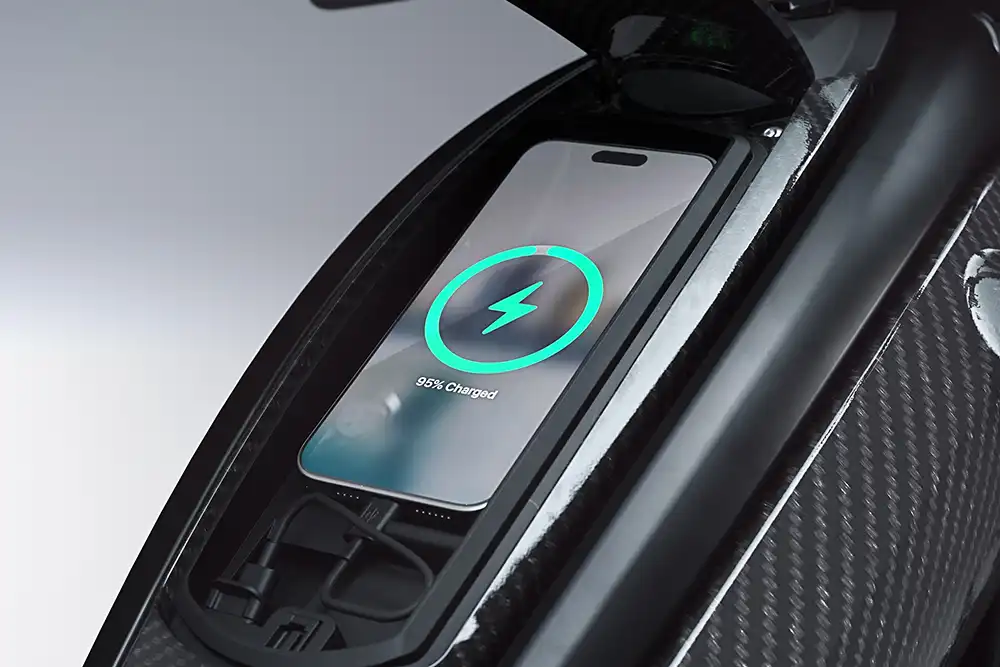 Was man auf den ersten Blick für den Tank halten könnte, entpuppt sich als Staufach mit Ladeanschluss für Handys. Foto: Royal Enfield