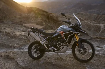 Die Desert Edition bietet Speichenräder, Schutzbügel für Tank und Motor sowie einen Akrapovic-Auspuff. Foto: Triumph Motorcycles