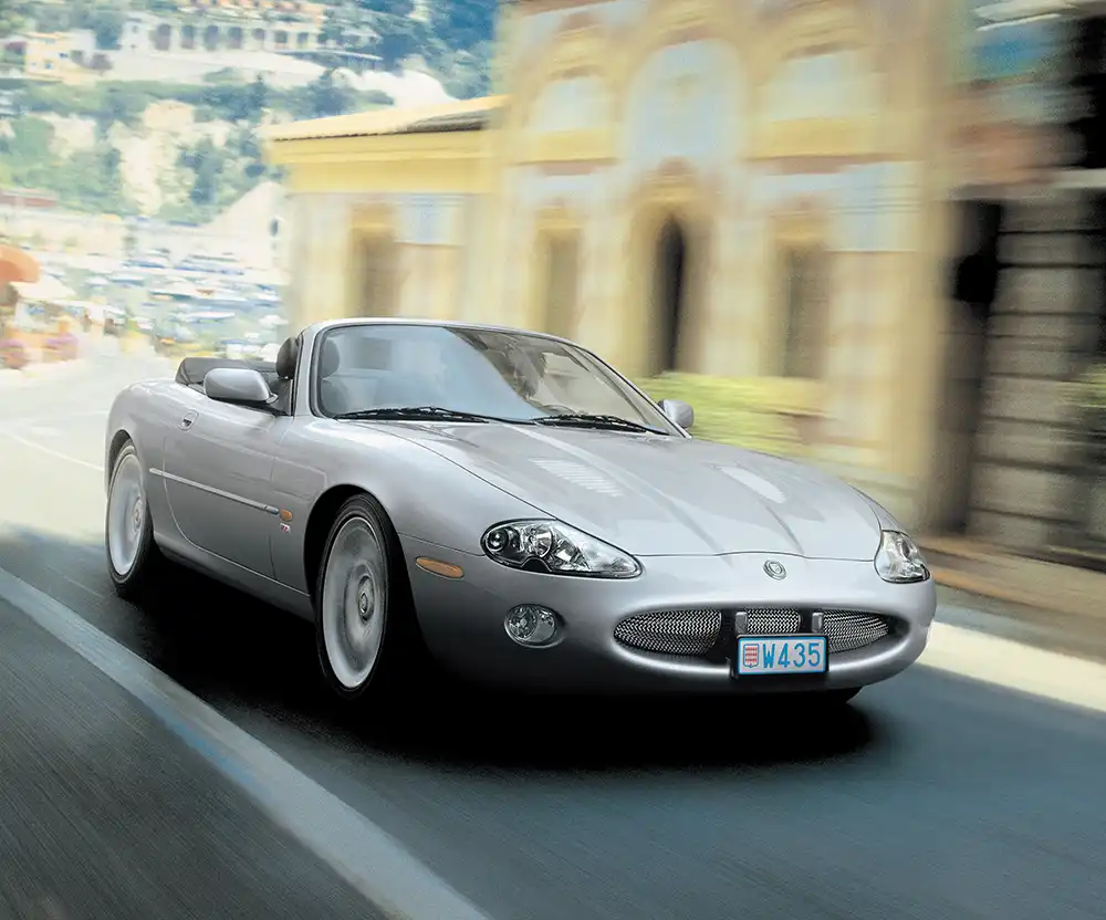 The Cat is back – mit dem XK8 schickte Jaguar einen starken XJS-Nachfolger ins Rennen. Foto: Jaguar