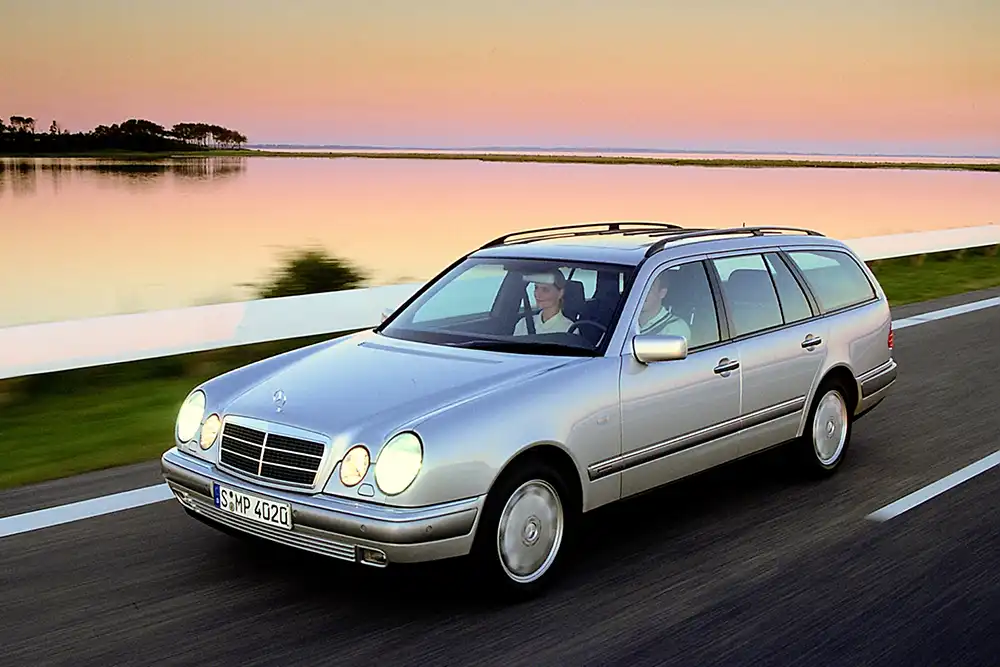 Kombis waren 1996 in allen Klassen angesagt – das Mercedes E-Klasse T-Modell (S210) konterte im Premiumsegment die Konkurrenten von BMW und Audi. Foto: Mercedes-Benz