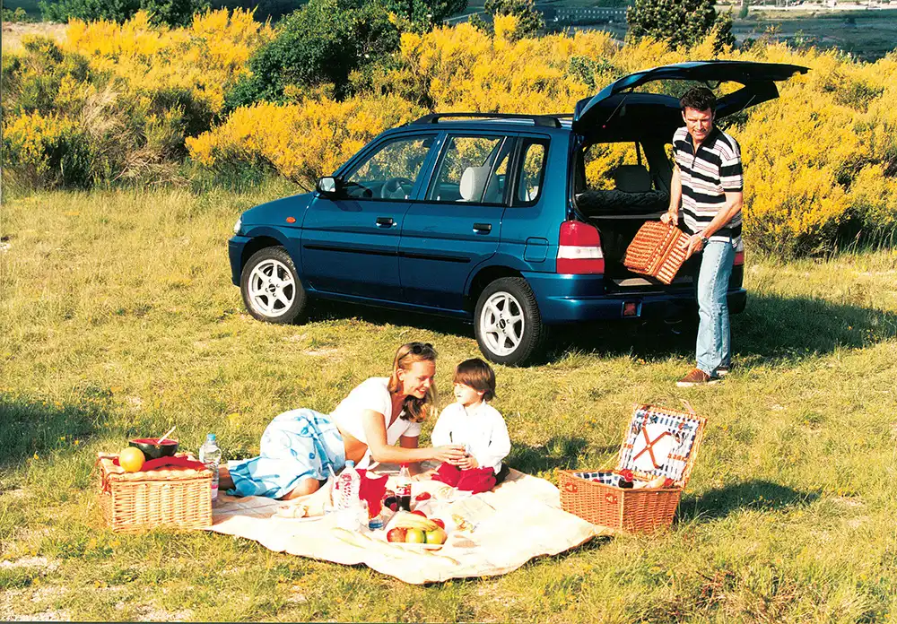 Wer kennt ihn noch – ein Jahr vor dem Start der Mercedes A-Klasse punktete der variable Mazda Demio bei Familien und Senioren als Micro-Van. Foto: Mazda