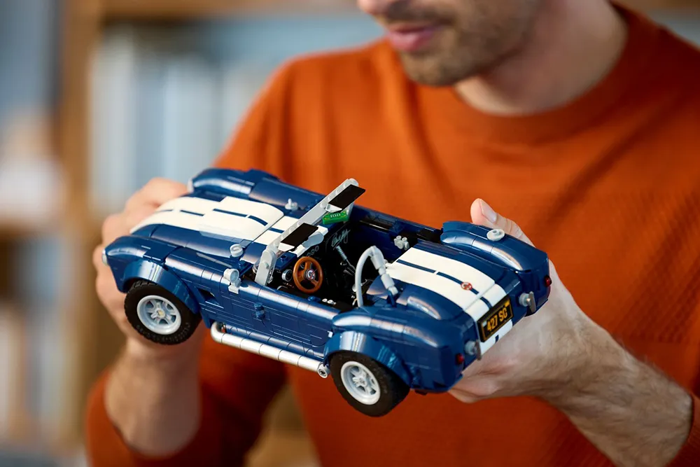 1.241 Einzelteile hat die Cobra, die Altersempfehlung lautet: ab 18. Foto: Lego