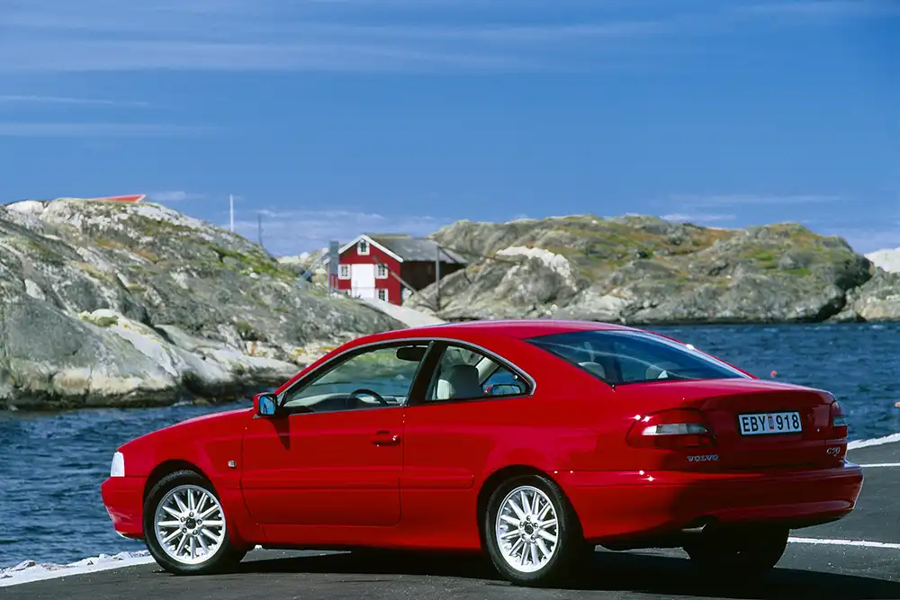 Heute fast ausgestorben, damals Inbegriff dynamischer Eleganz – Coupés wie der neue Volvo C70 waren 1996 angesagt. Foto: Volvo