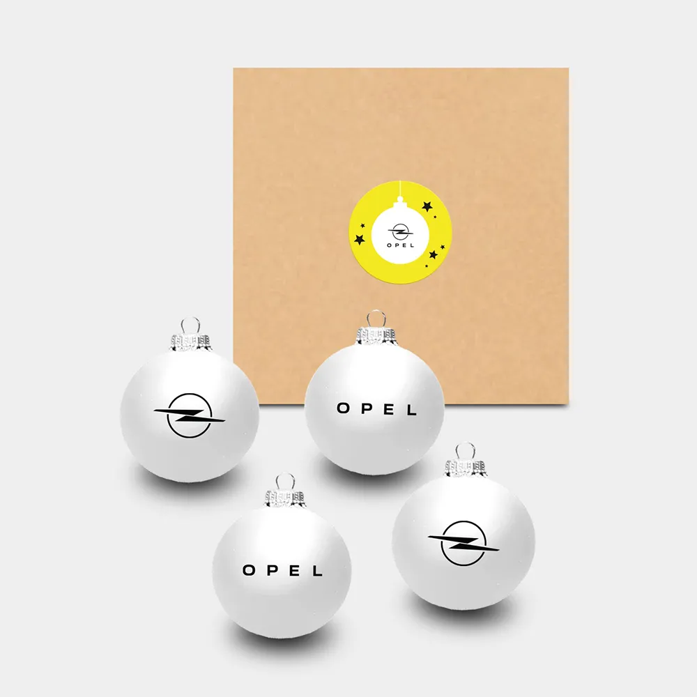 Tanne mit Typenschild: Diese vier weißen Kugeln mit schwarzem Blitz zieren den Christbaum der Markenbewussten. Foto: Opel