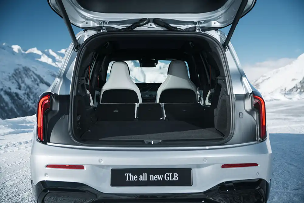 Zu den 540 Liter des Fünfsitzers beziehungsweise 480 beim Siebensitzer kommt ein sehr ordentlichen Frunk, ein Stauraum, der beim Vorgänger schlicht nicht existierte. Foto: Mercedes-Benz