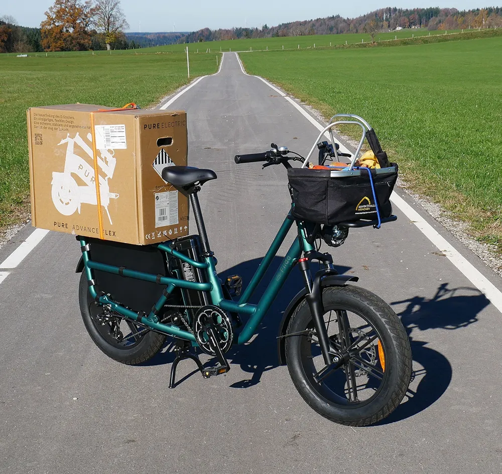 Praktisch: Ob großer Karton oder Einkauf vom Markt: Das T2 packt locker eine Menge Transportgut. Foto: SP-X/Rudolf Huber