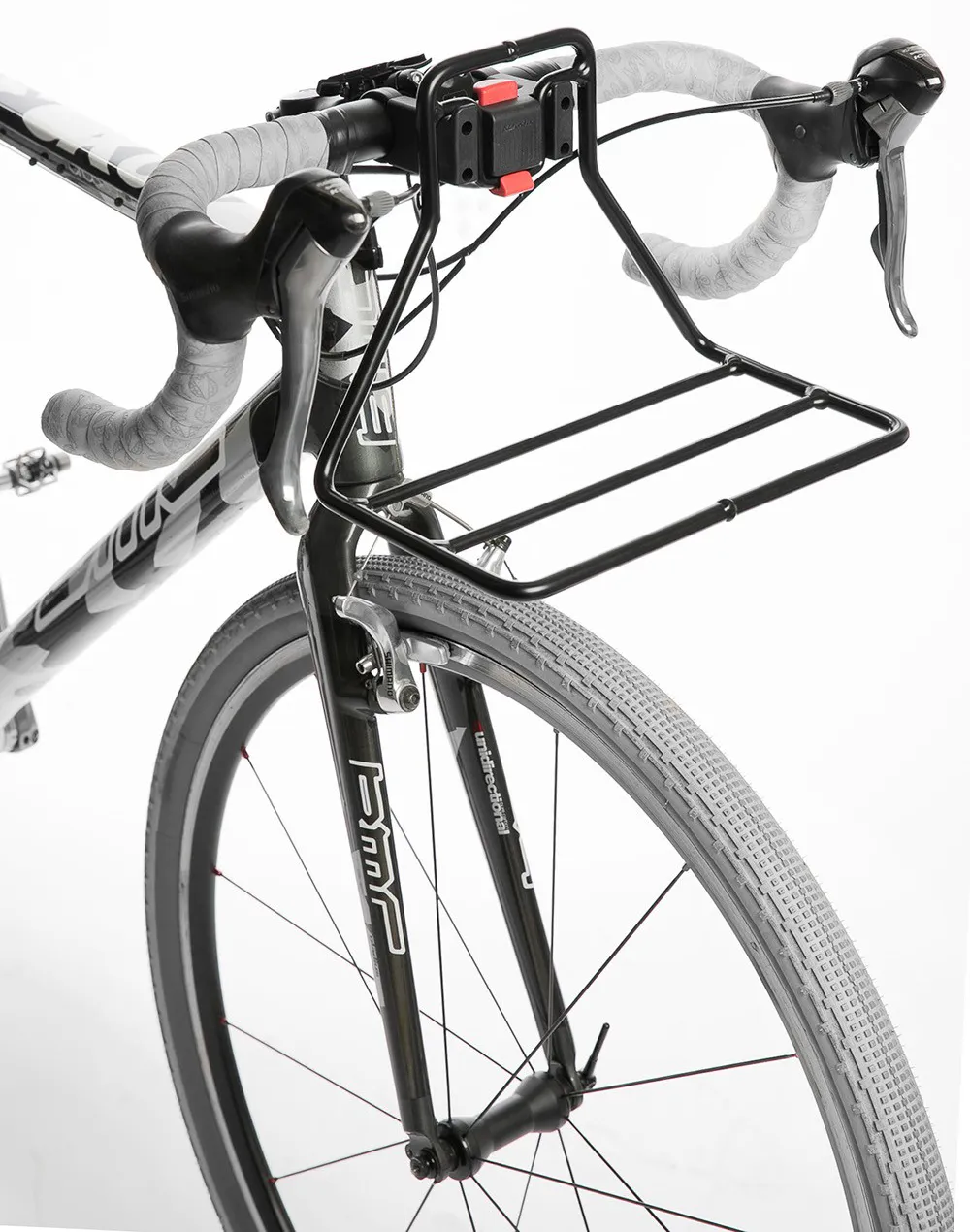 Das Gepäckträgerproblem moderner Fahrräder löst das "Tour Rack": er wandert nach vorn. Foto: Fahrer Berlin