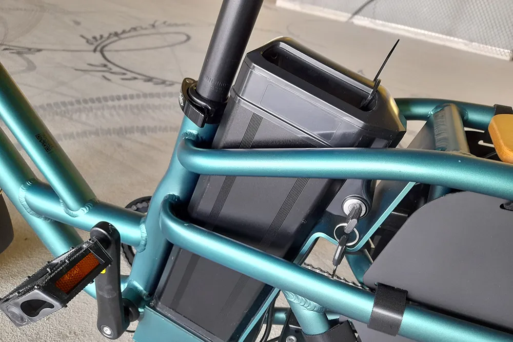 Gehaltvoll: Die nach oben herausnehmbare Batterie hat eine Kapazität von 998 Wattstunden. Foto: SP-X/Rudolf Huber