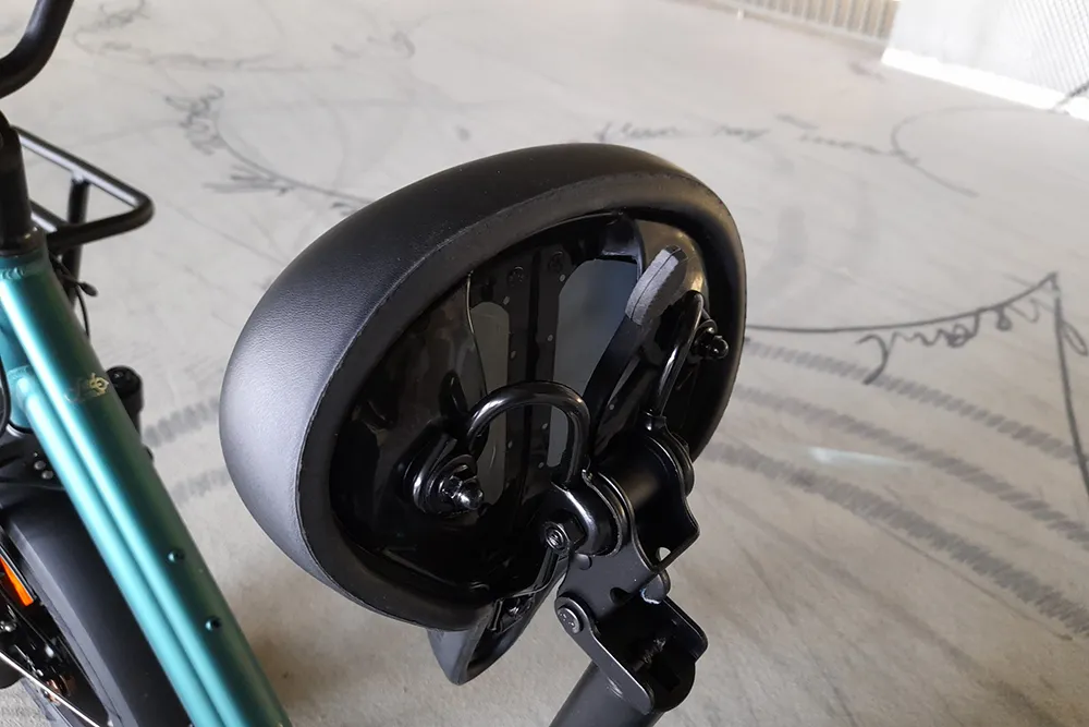 Guter Trick: Zum Herausnehmen des Akkus lässt sich der Sattel mit einem Griff hochklappen. Foto: SP-X/Rudolf Huber