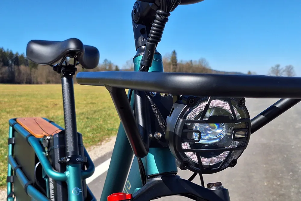 Erhellend: Der Scheinwerfer ist am Frontträger befestigt und dreht sich in Kurven nicht mit. Foto: SP-X/Rudolf Huber