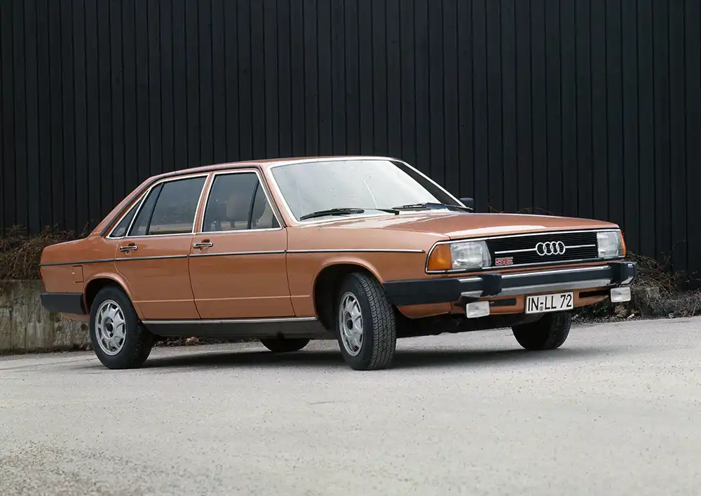 Für die höhere Positionierung des Audi 100 Mitte der Siebzigerjahre suchte man einen Antrieb, der das neue Selbstbewusstsein der Marke unterstrich. Foto: Audi