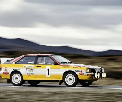 Der Ur-Quattro brachte Ladeluftkühlung, Allradantrieb und 200 PS. Dies waren die Zutaten für eine Motorsportrevolution, die Audi 1982 zur Rallye-Markenweltmeisterschaft trug. Foto: Audi