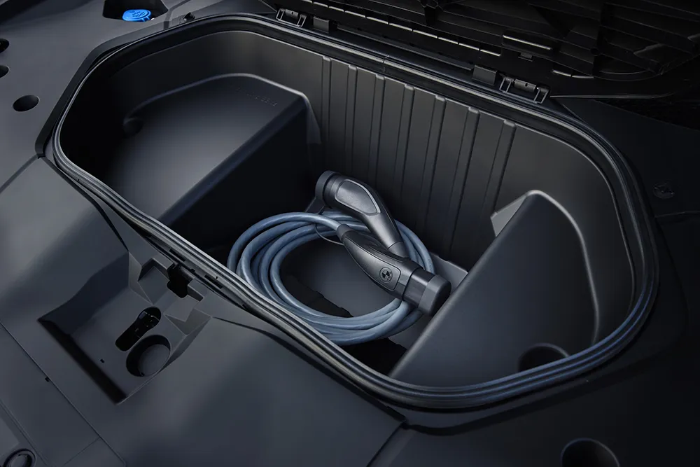 Ein weiteres Staufach gibt es im Frunk. Foto: BMW