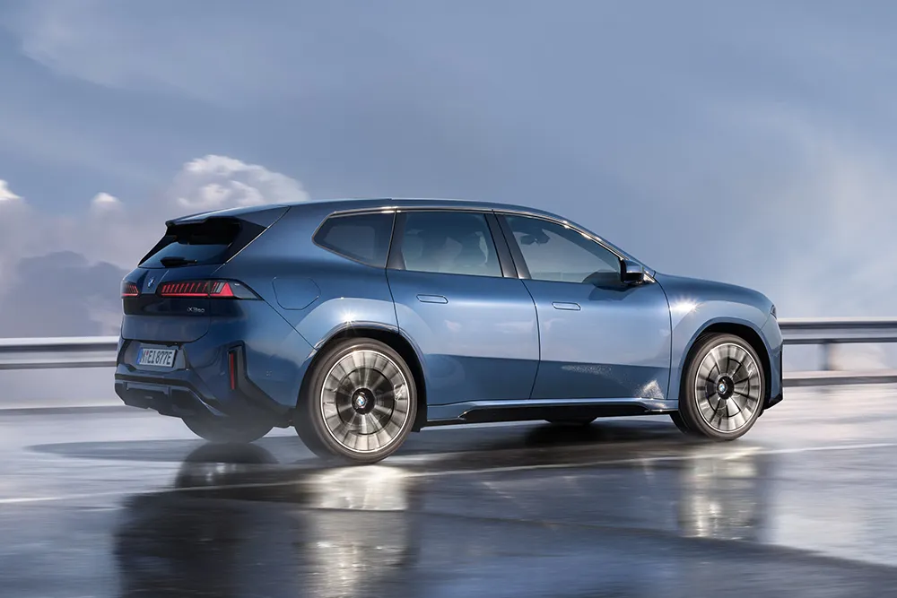 Am Gleichstrom-Schnelllader sind bis zu 400 kW Ladeleistung möglich. Foto: BMW