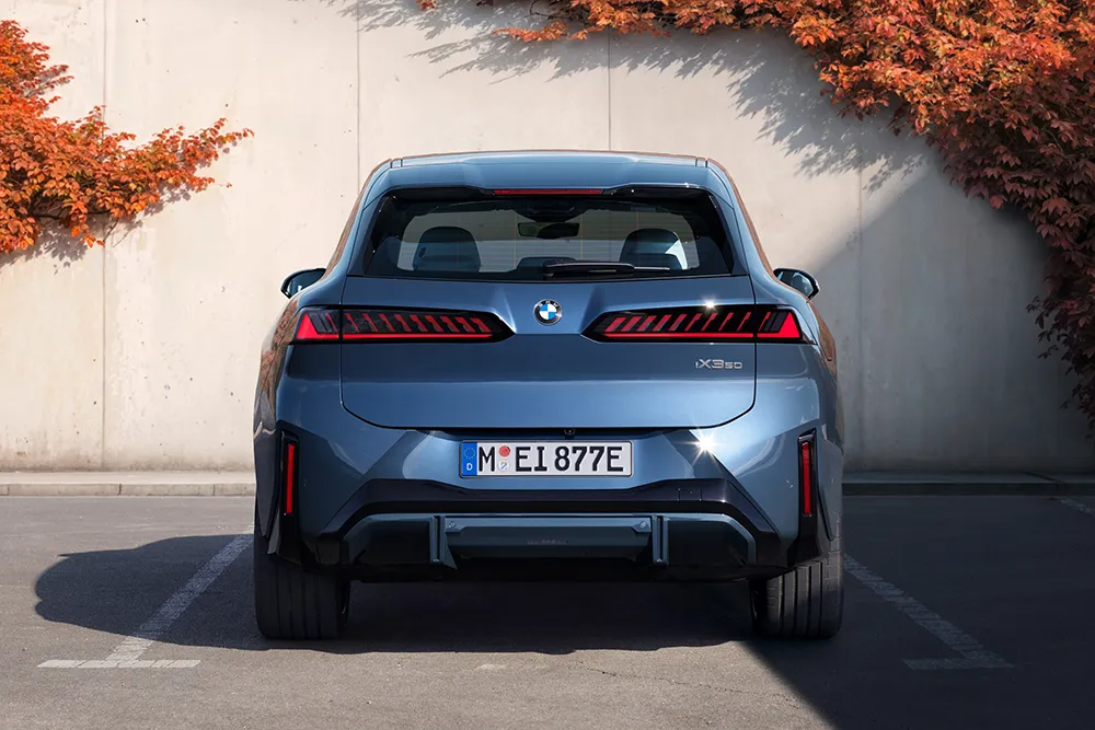 Bei der Reichweite platziert sich der Neue-Klasse-SUV am oberen Ende des Wettbewerbsumfelds. Foto: BMW