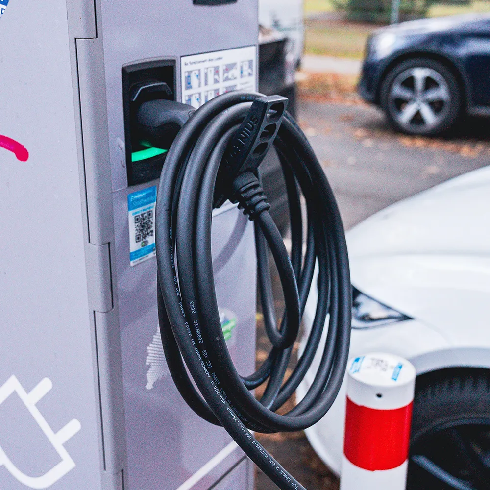 Genial - ein Kunststoffhaken, an dem das Ladekabel in Schlaufen aufgehängt wird, damit es auch bei Matschwetter sauber bleibt. Foto: EV Genius