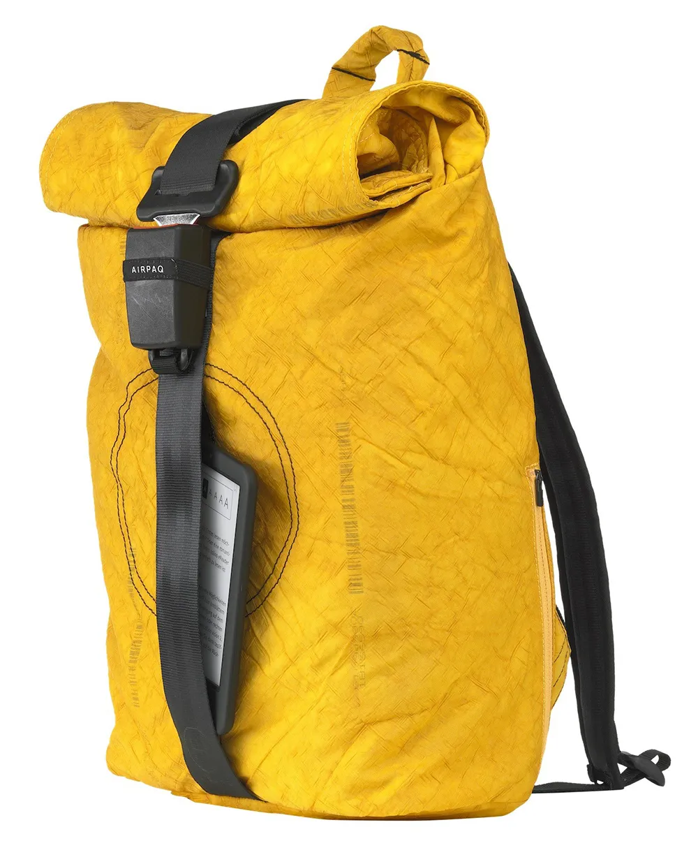 Das Kölner Upcycling-Start-up Airpaq verwandelt Ausschussware aus der Autoindustrie unter anderem in Rolltop-Rucksäcke. Foto: Airpaq