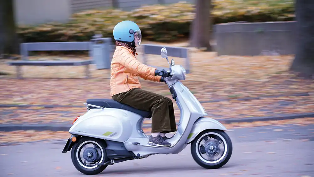 Zwar kaum hörbar, fällt die elektrifizierte Primavera im Straßenbild dennoch auf mit ihrer silbern glänzenden Erscheinung, die selbst im Herbstgrau die Aura des Dolce Vita verströmt. Foto: RKM