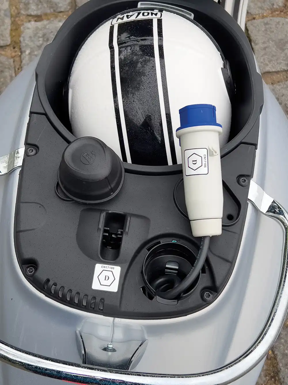 Unter der Sitzbank bleibt noch Platz für einen Jethelm. Foto: RKM