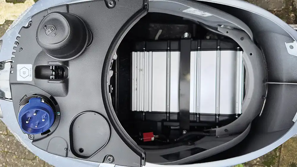 Ein Ladestopp dauert über das herausziehbare Spiralkabel und den eingebauten Lader an der Haushaltssteckdose vier Stunden. Foto: RKM