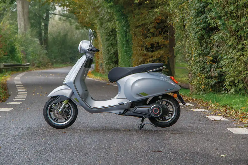 Verkleidungsteile wie aus einem Guss, formschön integrierte Blinker, Scheinwerfer und Rückleuchten sowie schicke neue Doppelspeichenräder - die Vespa Primavera Tech Elettrica 70 sieht gut aus. Foto: RKM