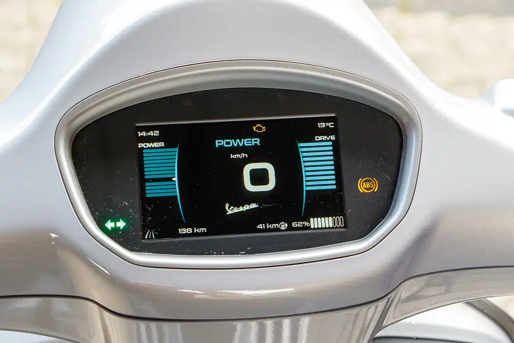 Im normalen Fahrbetrieb, der zumeist Vollgas bedeutet, erscheint eine erste Strom-Warnung bei 14 Prozent Ladezustand. Foto: RKM