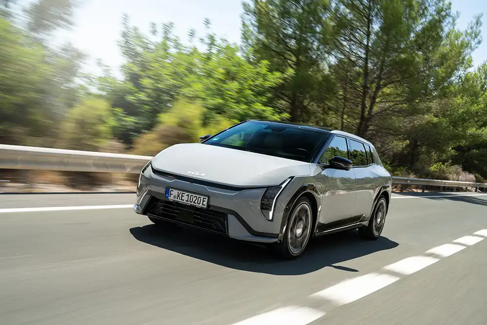 Der Kia EV4 tritt gegen den Segments-Primus VW ID.3 an. Foto: Kia