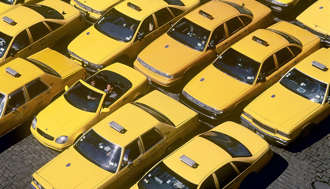 Knallgelber Knüller – Der Mercedes SLK revolutionierte 1996 den Roadstermarkt durch ein versenkbares Metallklappdach. Foto: Mercedes-Benz Classic Archive