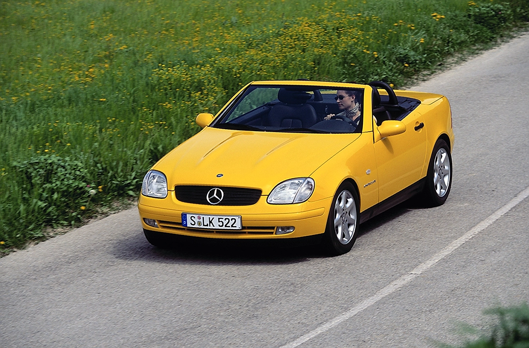 Freche Farbe für einen Shootingstar – Der Mercedes-Benz SLK kam 1996 in der auffälligen Kommunikationsfarbe Yellowstone-Gelb in den Handel. Foto: Mercedes-Benz Classic Archive