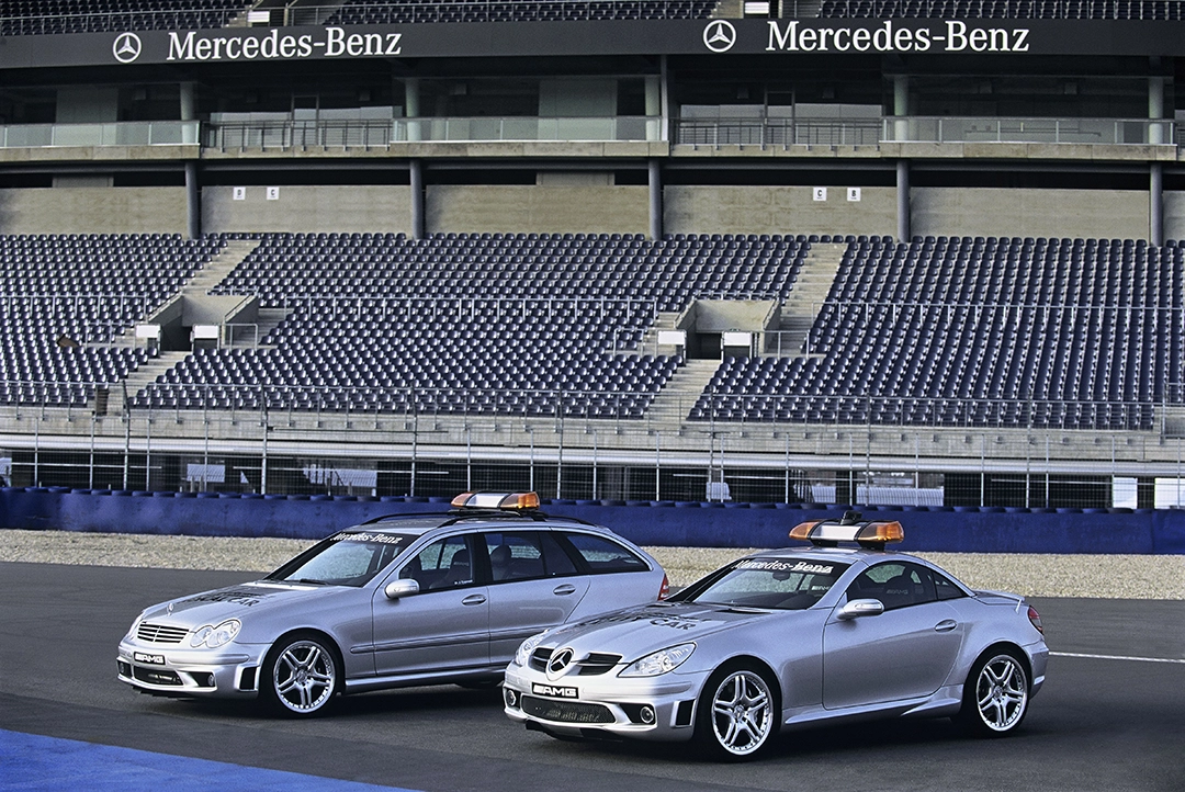 Schnell genug für die Formel 1 – Der Mercedes SLK 55 AMG fungierte 2004 als Safety Car, das Mercdes C 55 AMG T-Modell als Medical Car. Foto: Mercedes-Benz Classic Archive