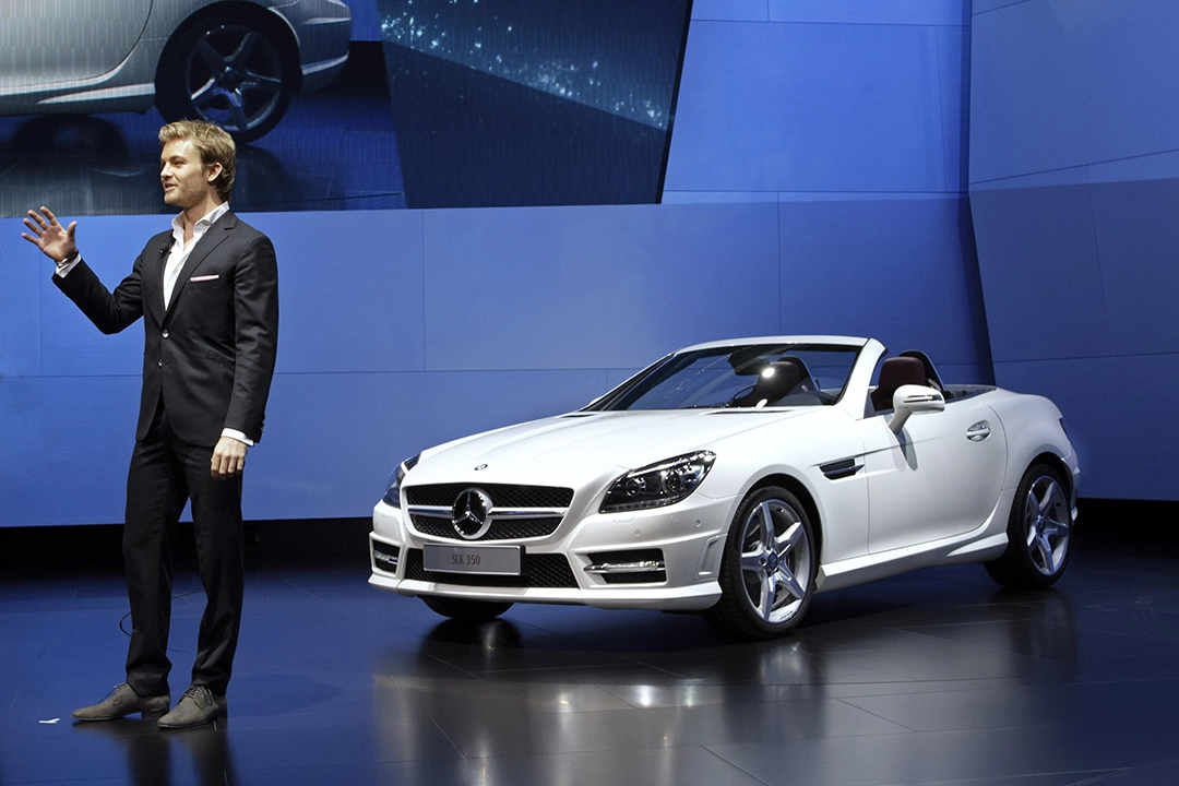 Furioser Auftakt – Der Formel-1-Fahrer und spätere Weltmeister Nico Rosberg präsentierte 2011 die dritte Generation des Mercedes SLK. Foto: Mercedes-Benz Classic Archive