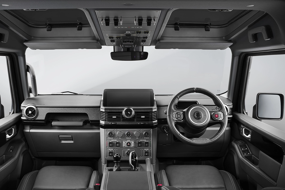 Die Black Edition setzt auch im Innenraum auf ein betont schwarzes Erscheinungsbild. Foto: Ineos