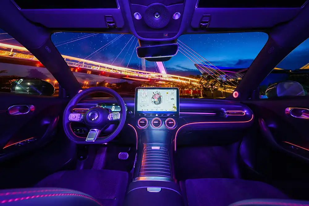 Der bunte Innenraum hebt die Marke ab. Foto: Smart