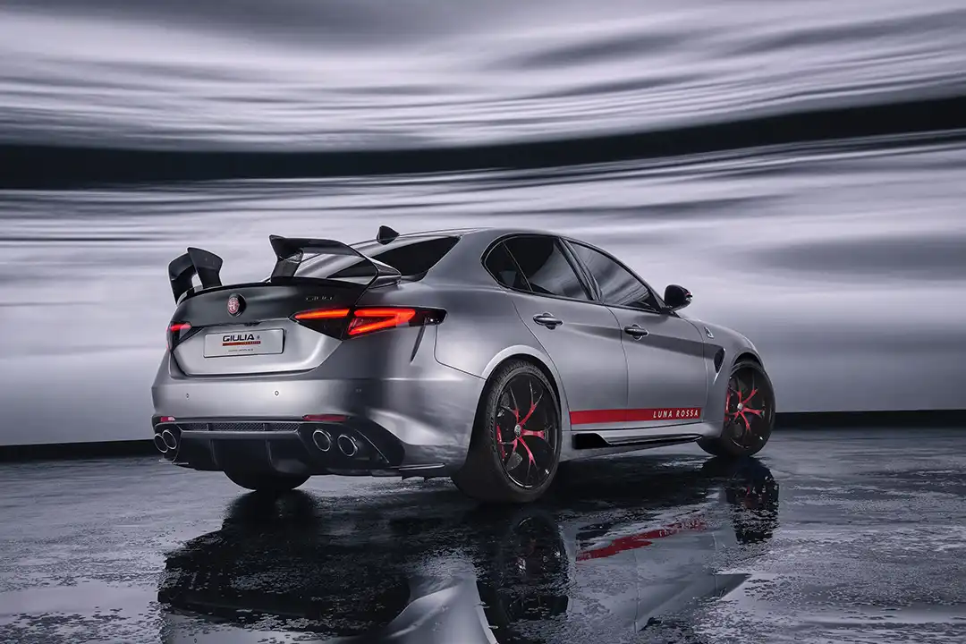 Der hellgraue Lack und Rotakzente sind eine Referenz an das America’s-Cup-Segelboot, das Luna Rossa 2024 eingesetzt hat. Foto: Alfa Romeo Stellantis