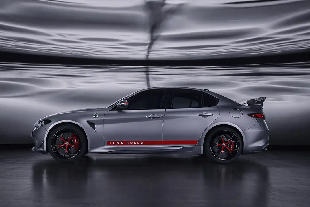 Auch im Innenraum verbreiten Farben und Materialien Luna-Rossa-Flair. Foto: Alfa Romeo Stellantis