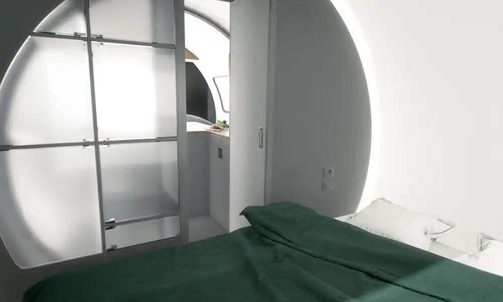 Auf Knopfdruck entsteht ein Schlafzimmer mit einem 1,60 x 2,00 Meter großen Doppelbett. Foto: Beauer