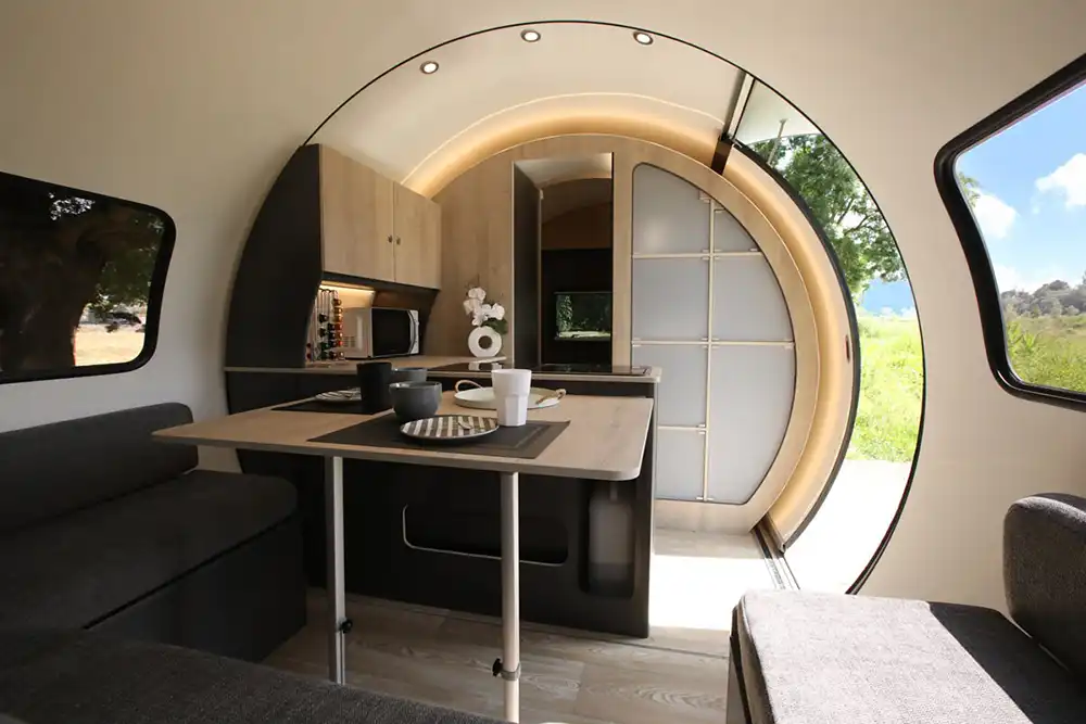 Durch das seitliche Ausfahren von zwei Modulen nach dem Teleskop-Prinzip wird die Wohnfläche auf 12 Quadratmeter verdreifacht. Foto: Beauer