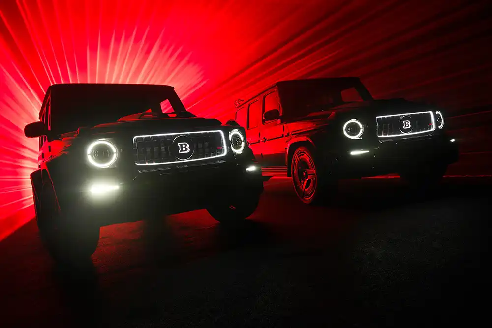 Illuminierte Kühlergrillrahmen und Leuchtlogos runden den Auftritt ab. Foto: Brabus