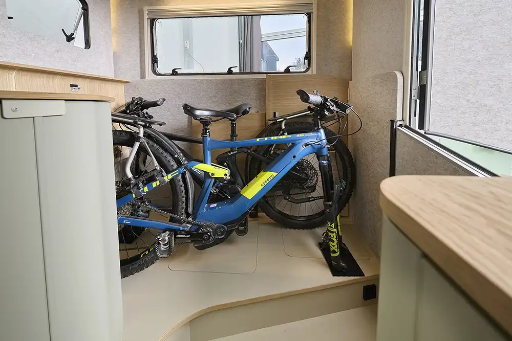 Der lässt sich auch als Stauraum für den trockenen Transport von zwei Fahrrädern nutzen. Foto: Dethleffs