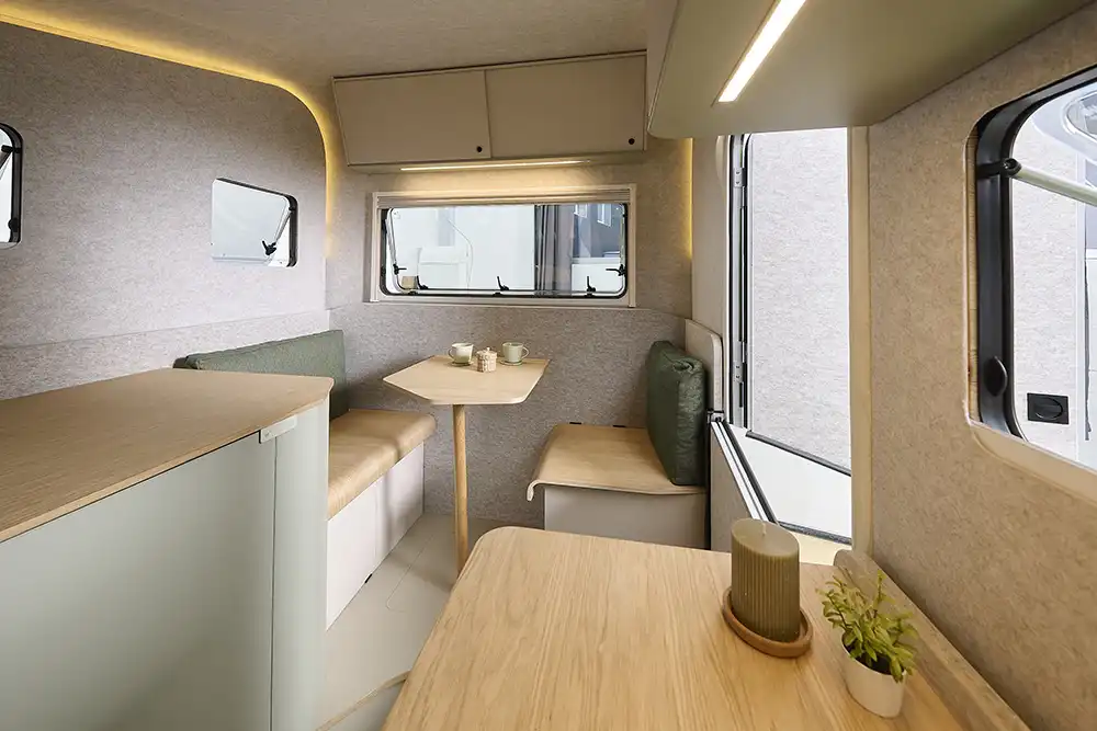 Der Eingangsbereich im Bug hat 1,90 Meter Stehhöhe. Dort ist auch eine Sitzecke für zwei untergebracht. Foto: Dethleffs