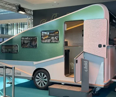 Der Traditionshersteller Dethleffs aus dem Allgäu überrascht auf der Messe mit einer ebenso ungewöhnlichen wie auffälligen Wohnwagen-Studie. Foto: Dethleffs