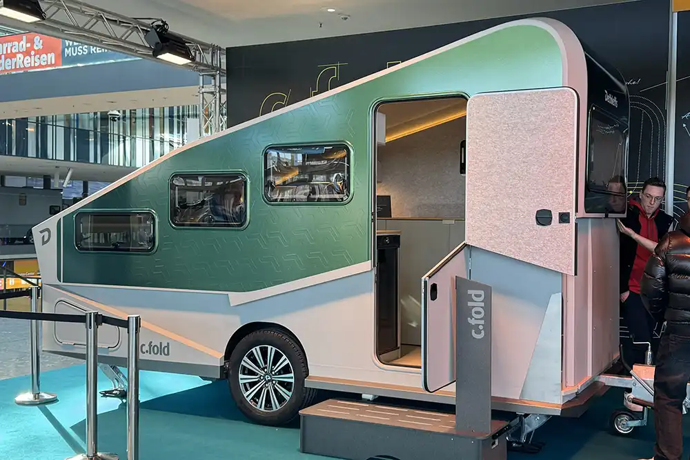 Der Traditionshersteller Dethleffs aus dem Allgäu überrascht auf der Messe mit einer ebenso ungewöhnlichen wie auffälligen Wohnwagen-Studie. Foto: Dethleffs