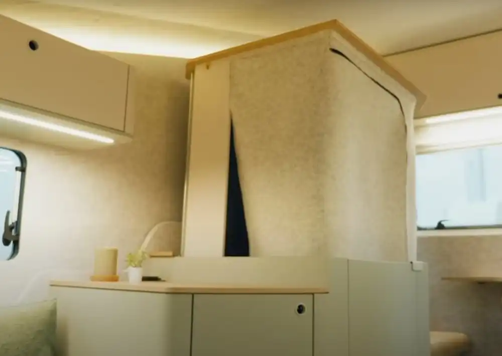 Ein weiteres pfiffiges Detail ist der ausfahrbare Toilettenraum. Bei Nichtgebrauch verschwindet er platzsparend unter einem Podest. Foto: Dethleffs