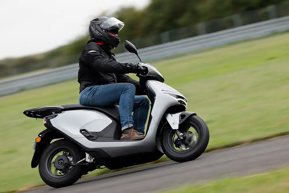Im Rollersektor durchbricht Honda mit dem CUV e: die lästige 45-km/h-Grenze souverän. Foto: Honda/Thorsten Weigl