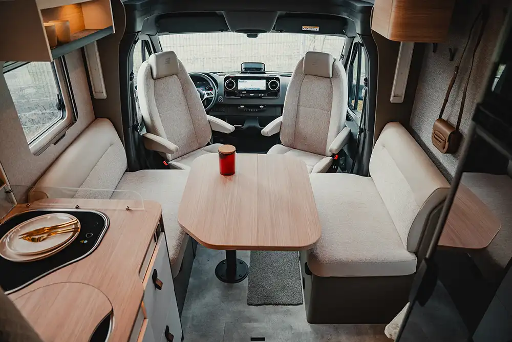 Die Sitzgruppe bietet viel Platz. Foto: Hymer