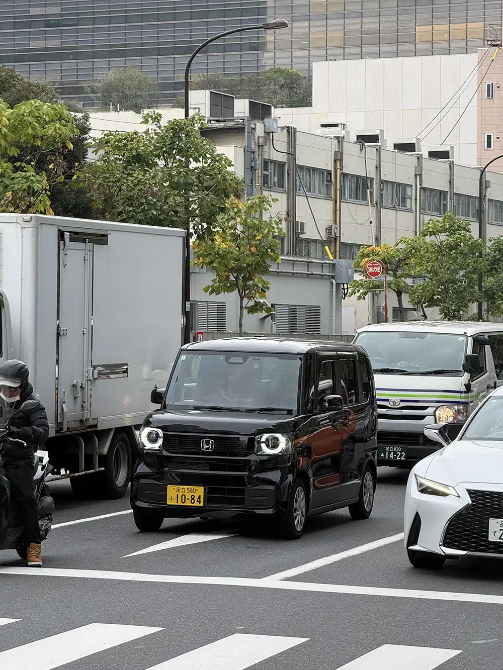 Kei Cars rollen leise durch den Verkehr, klimatisiert, gut gedämmt und mit einer Selbstverständlichkeit, die viele europäische Kleinstwagen vermissen lassen. Foto: SP-X/Benjamin Bessinger
