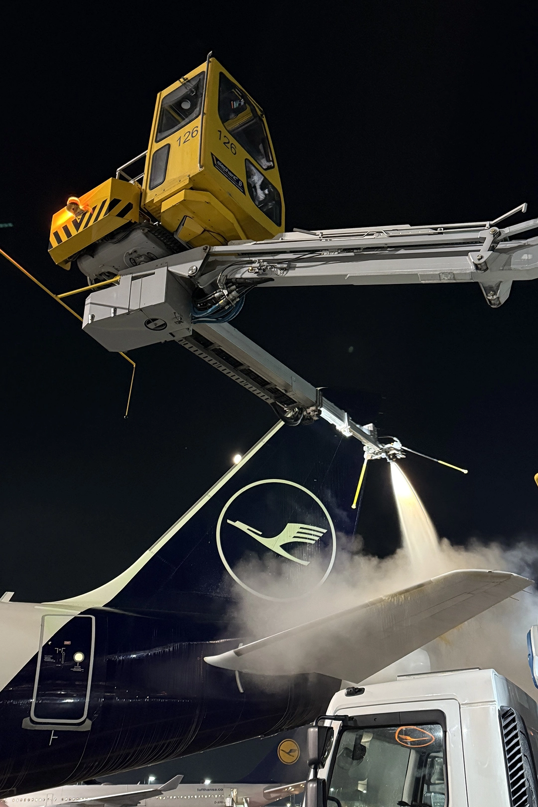 Bis zu 15 Meter über dem Boden sitzt dort oben ein Mitarbeiter und steuert mit einem Joystick das Fahrzeug und mit dem anderen die Dusche. Foto: SP-X/Benjamin Bessinger